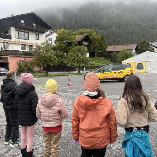 Kinder beobachten ein ÖAMTC Fahrzeut