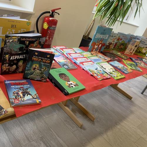 Verschiende Kinderbücher zum Schmökern werden auf Tischen präsentiert.