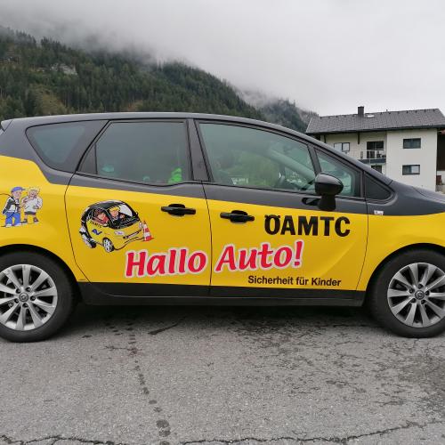 Gelbes ÖAMTC Auto mit der Beschriftung "Hallo Auto"