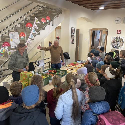 Kinder stehen vor den Tischen mit den Kostproben der Äpfel