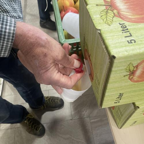 Apfelsaft wird ausgeschenkt.