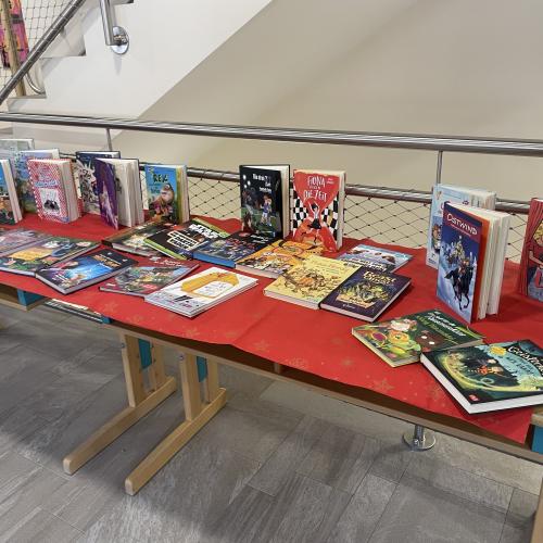 Kinderbücher liegen zum Schmökern bereit.