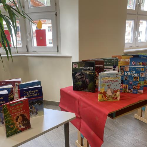 Kinderbücher liegen zum Schmökern bereit.