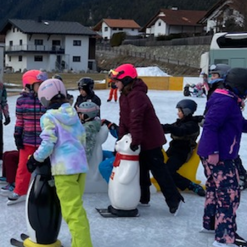 Kinder beim Eislaufen 2