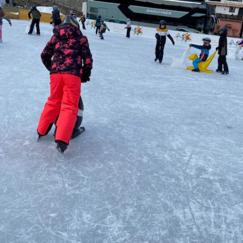 Kinder beim Eislaufen 1