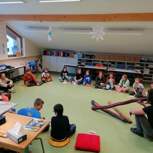 Kinder beobachten Didgeridoo