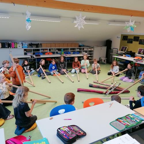 Kinder musizieren mit Didgeridoos
