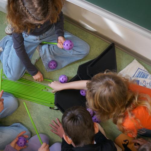 Kinder bauen ein Haus