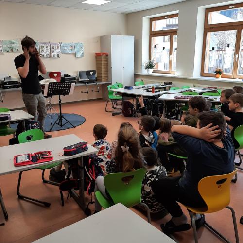Kulturservice Referent macht mit Kindern Rhythmusübungen