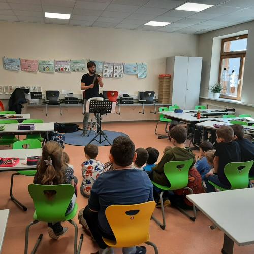Kulturservice Referent macht mit Kindern Rhythmusübungen