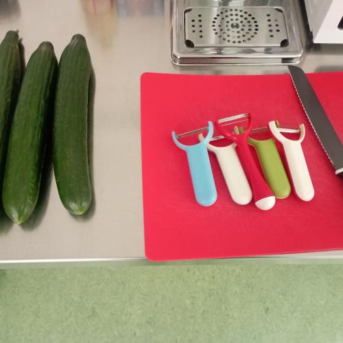 Gemüse und mit Sparschälern und Messer