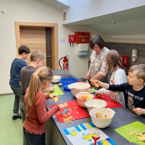 Kinder beim Schälen von Kartoffeln