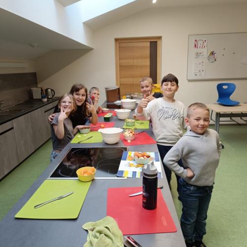 Kinder schälen und schneiden Obst 1