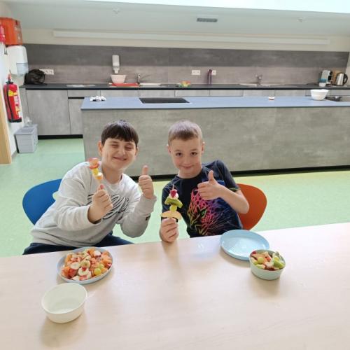 Kinder genießen Obstspieße