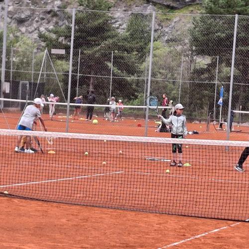 Kinder am Tennisplatz
