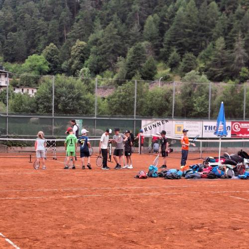 Kinder am Tennisplatz