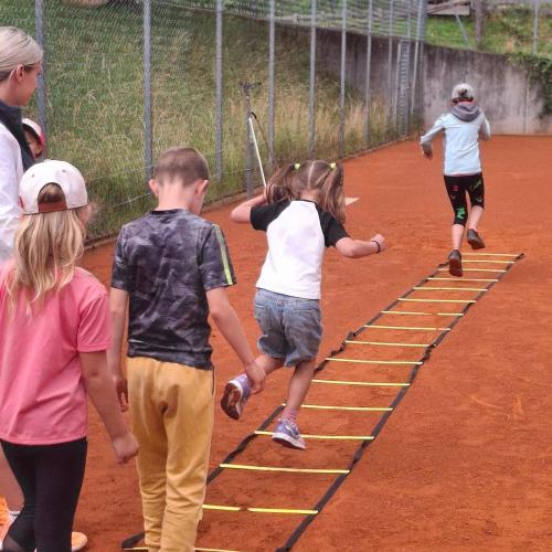 Kinder am Tennisplatz 3, Koordinationsübungen an der liegenden Leiter