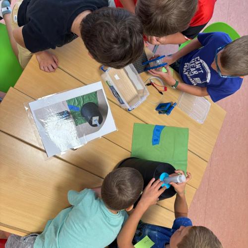 Kinder bauen ein Wasserkraftwerk