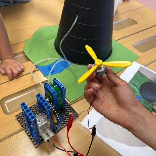 Kinder bauen ein Wasserkraftwerk: Testlauf 2