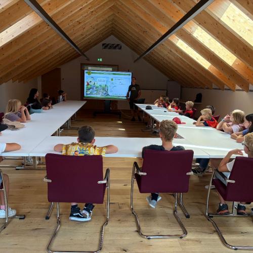 Kinder im Sitzungsaal der Gemeinde