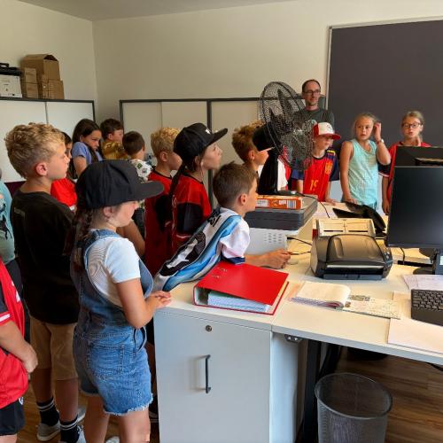 Kinder im Büro der Gemeinde