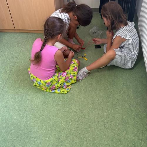 Kinder beim Erarbeiten eines Themas