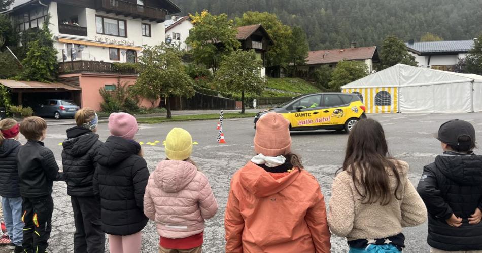 Kinder beobachten ein ÖAMTC Fahrzeut