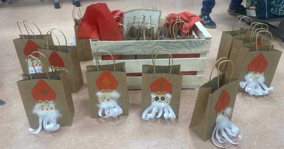 Viele Nikolaussackerl in einer Kiste mit Post vom Nikolaus