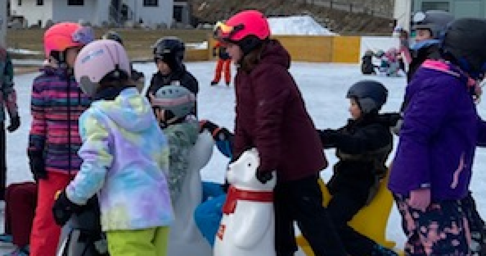 Kinder beim Eislaufen 2