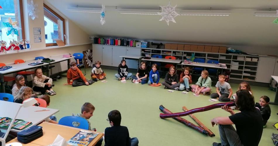 Kinder beobachten Didgeridoo