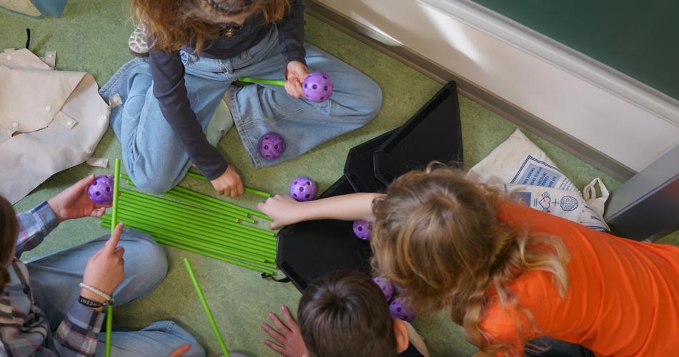 Kinder bauen ein Haus