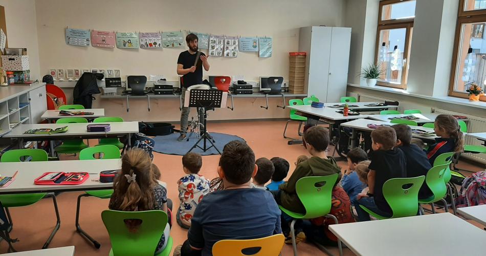 Kulturservice Referent macht mit Kindern Rhythmusübungen