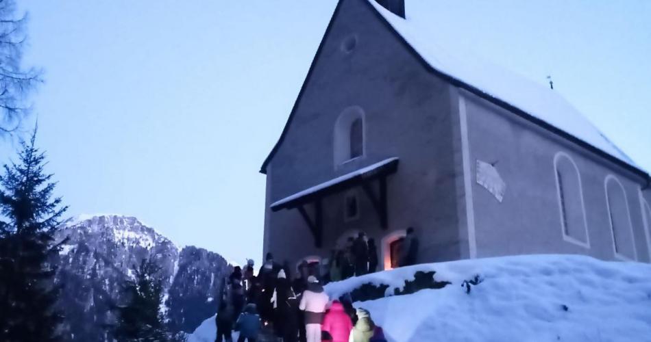 Leute vor der Kapelle