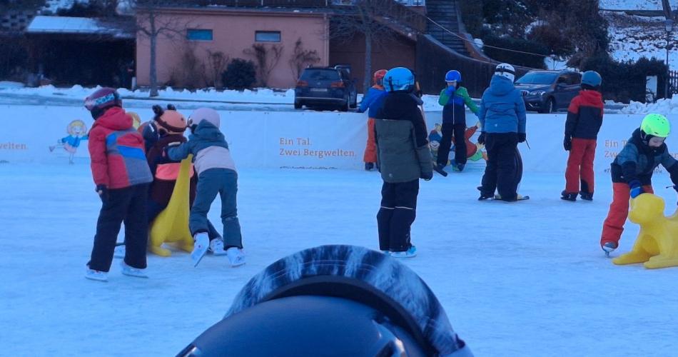 Kinder beim Eislaufen