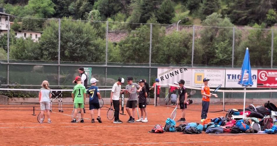 Kinder am Tennisplatz