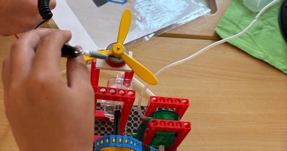 Kinder bauen ein Wasserkraftwerk: Testlauf