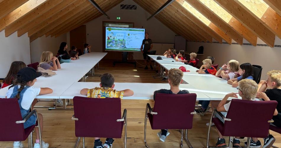 Kinder im Sitzungsaal der Gemeinde